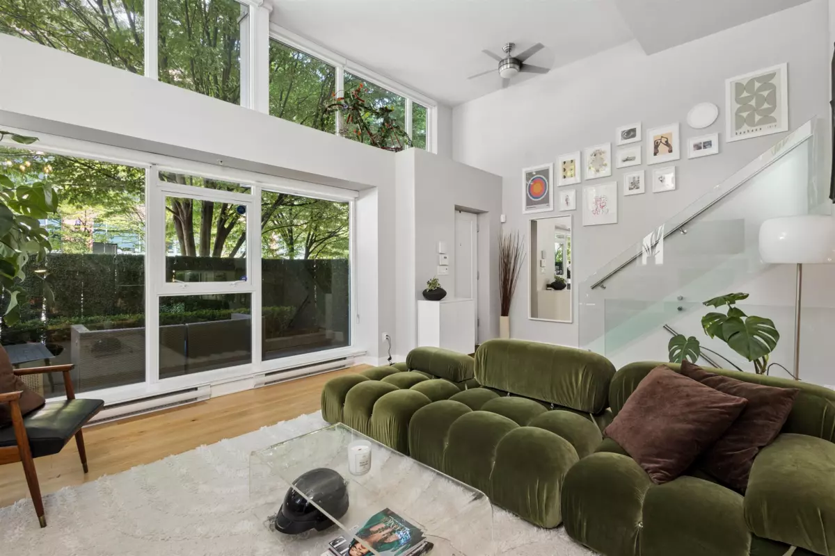 Living Room Photo of 428 Helmcken Street, Vancouver, BC