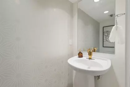 Walk-In Closet Photo of 428 Helmcken Street, Vancouver, BC