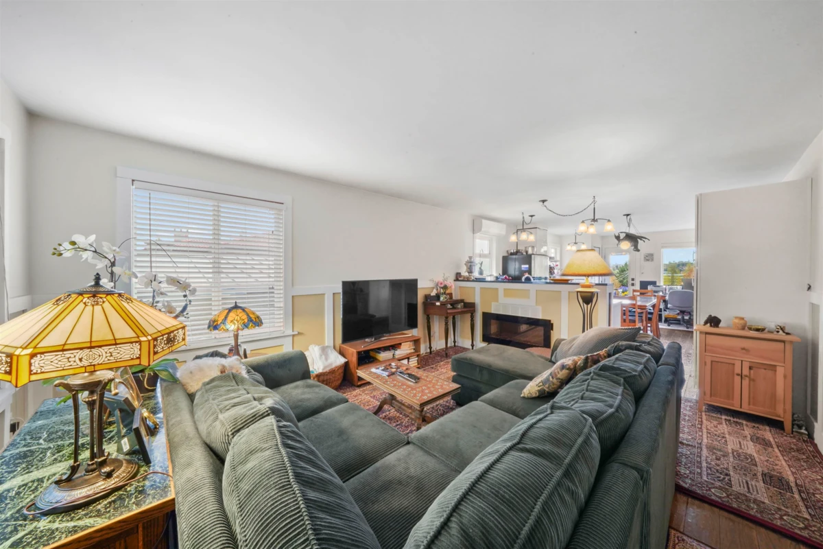 Dining Area Photo of 2850 E 6th Avenue, Vancouver, BC