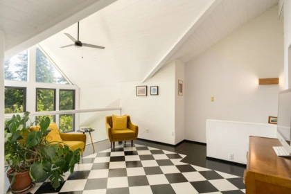 Basement Recreation Room Photo of 342 Creek Road, Bowen Island, BC
