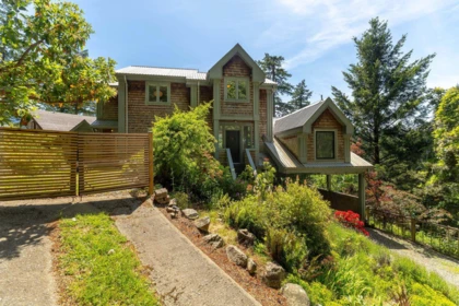 Garden / Landscaping Photo of 342 Creek Road, Bowen Island, BC