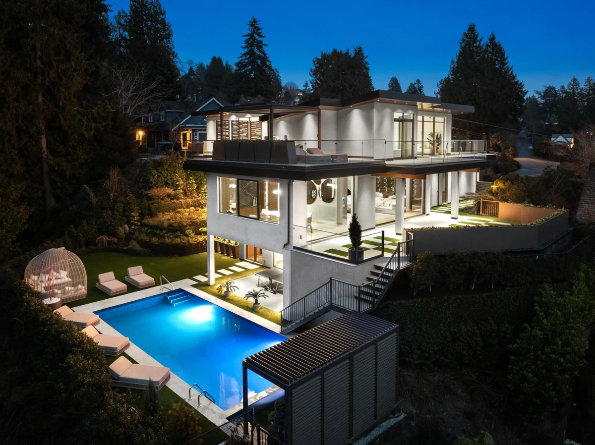 Living Room Photo of 1405 28th Street, West Vancouver, BC