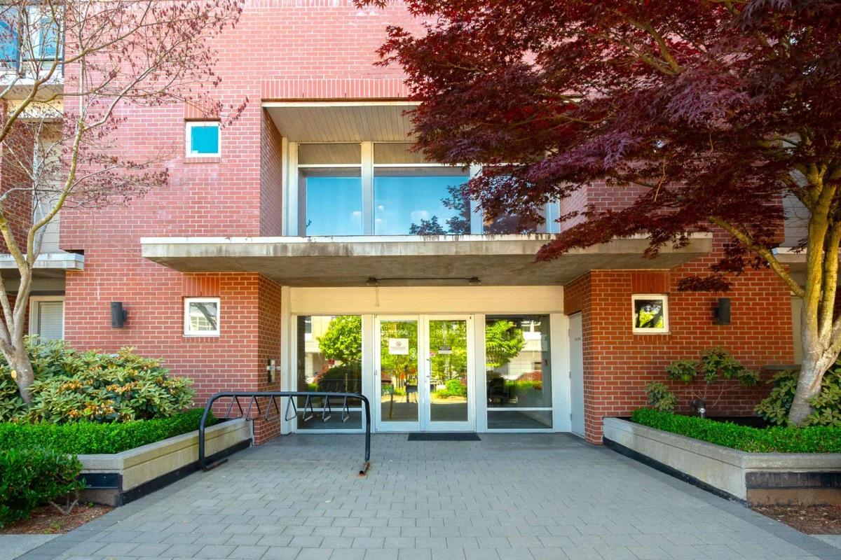 Family Room Photo of 304 15956 86a Avenue, Surrey, BC