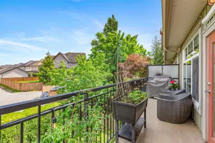 Front Yard Photo of 33 20966 77a Avenue, Langley, BC
