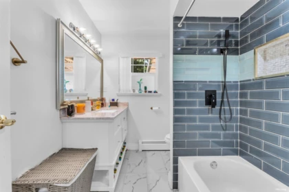 Powder Room Photo of 27810 110 Avenue, Maple Ridge, BC