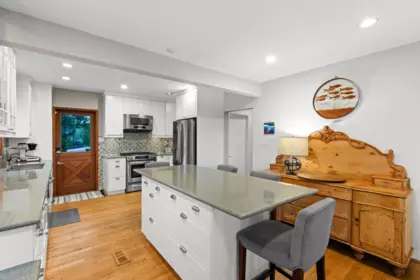 Kitchen Island Photo of 1104 Esquimalt Avenue, West Vancouver, BC