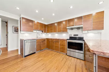 Kitchen Island Photo of 1601 738 Broughton Street, Vancouver, BC