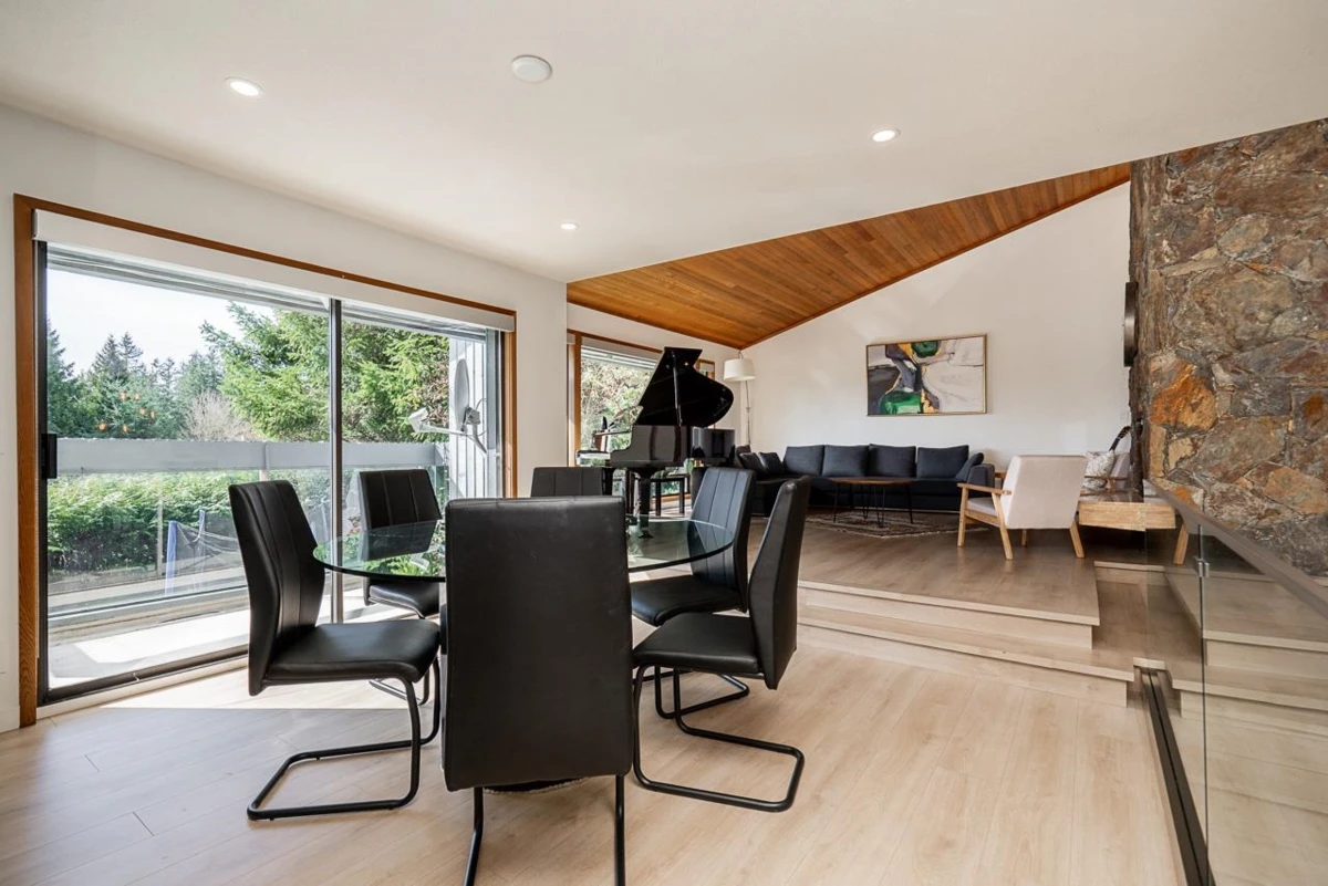 Living Room Photo of 4643 Port View Place, West Vancouver, BC