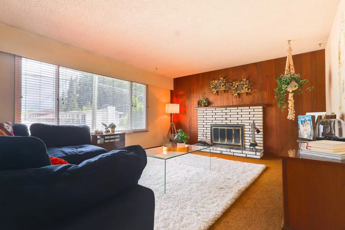 Living Room Photo of 32678 Bevan Avenue, Abbotsford, BC
