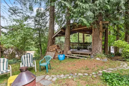 Breakfast Nook Photo of 300 Robertson Crescent, Hope, BC
