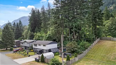 Community Amenities Photo (Clubhouse) of 300 Robertson Crescent, Hope, BC