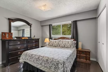 Entry Foyer Photo of 300 Robertson Crescent, Hope, BC