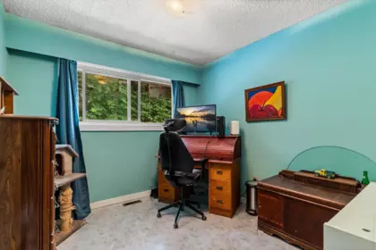 Hallway Photo of 300 Robertson Crescent, Hope, BC