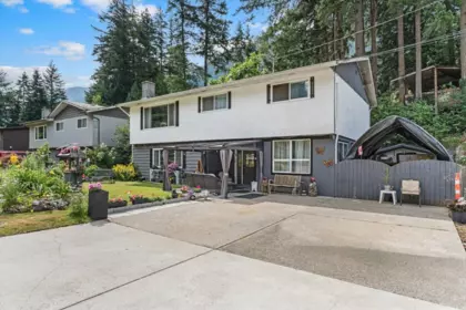 Kitchen Island Photo of 300 Robertson Crescent, Hope, BC