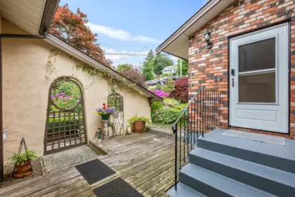 Kitchen Photo of 18102 58 Avenue, Surrey, BC