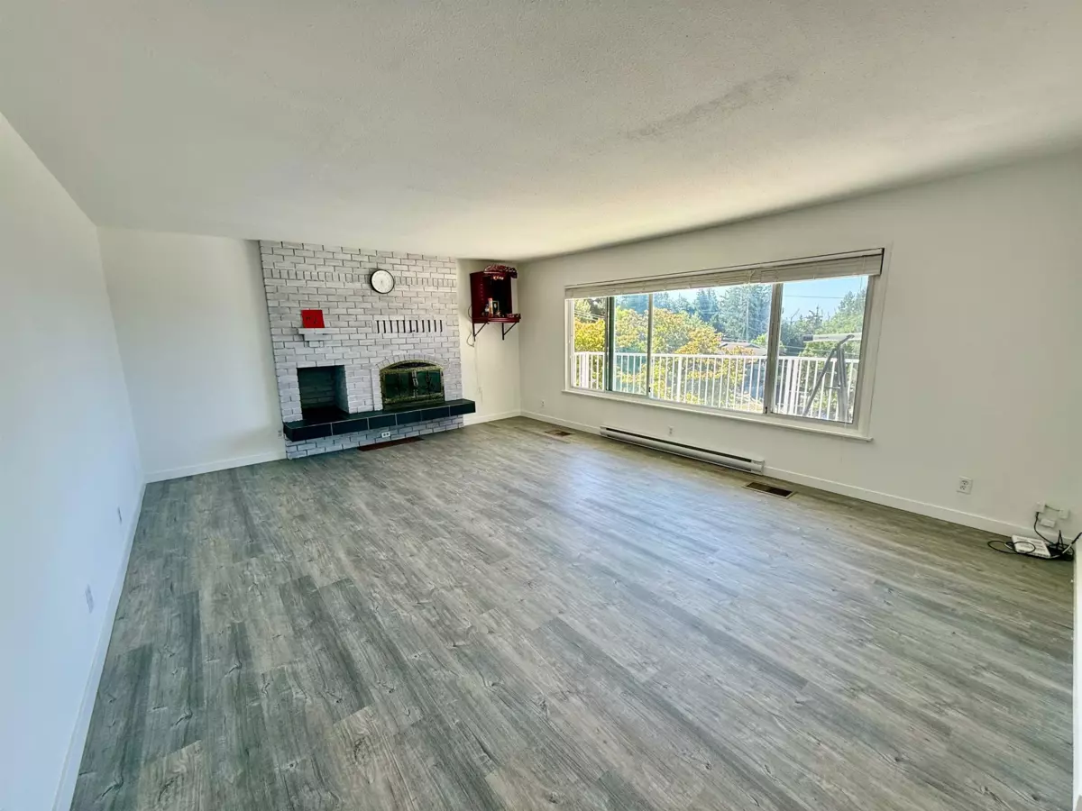 Living Room Photo of 6472 Jasper Road, Sechelt, BC