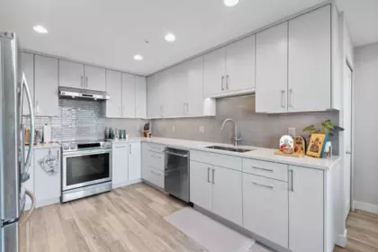Kitchen Island Photo of 302 3131 Deer Ridge Drive, West Vancouver, BC