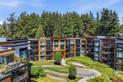 Hot Tub / Spa Photo of PH512 14855 Thrift Avenue, White Rock, BC