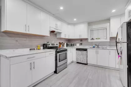Kitchen Island Photo of 17834 60 Avenue, Surrey, BC