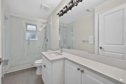 Walk-In Closet Photo of 196 E 58th Avenue, Vancouver, BC