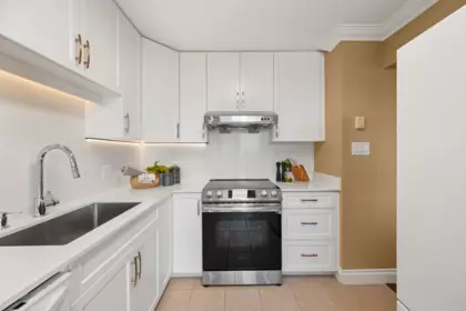Kitchen Island Photo of 1704 612 Sixth Street, New Westminster, BC