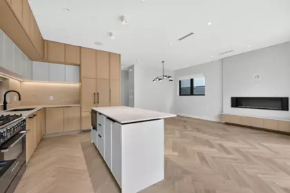 Kitchen Island Photo of 2 58 E 40th Avenue, Vancouver, BC