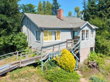 547 N Fletcher Road, Gibsons, BC, Gibsons — Single Family Residence for sale