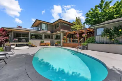 Backyard Photo of 990 Jefferson Avenue, West Vancouver, BC