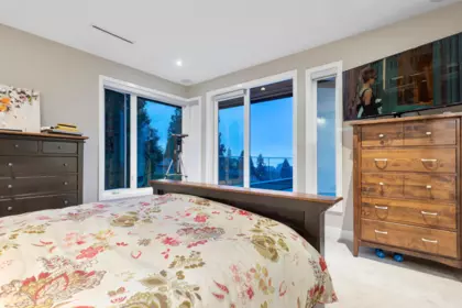 Entry Foyer Photo of 990 Jefferson Avenue, West Vancouver, BC