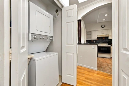 Entry Foyer Photo of 403 121 W 29th Street, North Vancouver, BC