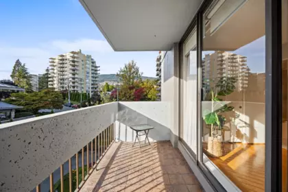 Hot Tub / Spa Photo of 401 1930 Bellevue Avenue, West Vancouver, BC