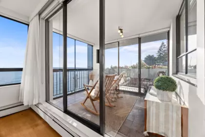 Living Room Photo of 401 1930 Bellevue Avenue, West Vancouver, BC
