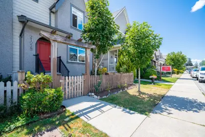 21058 80a Avenue, Langley, BC, Langley — Row House (Non-Strata) for sale