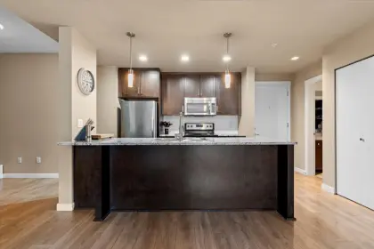 402 2242 Whatcom Road, Abbotsford, BC, Abbotsford — Apartment/Condo for sale