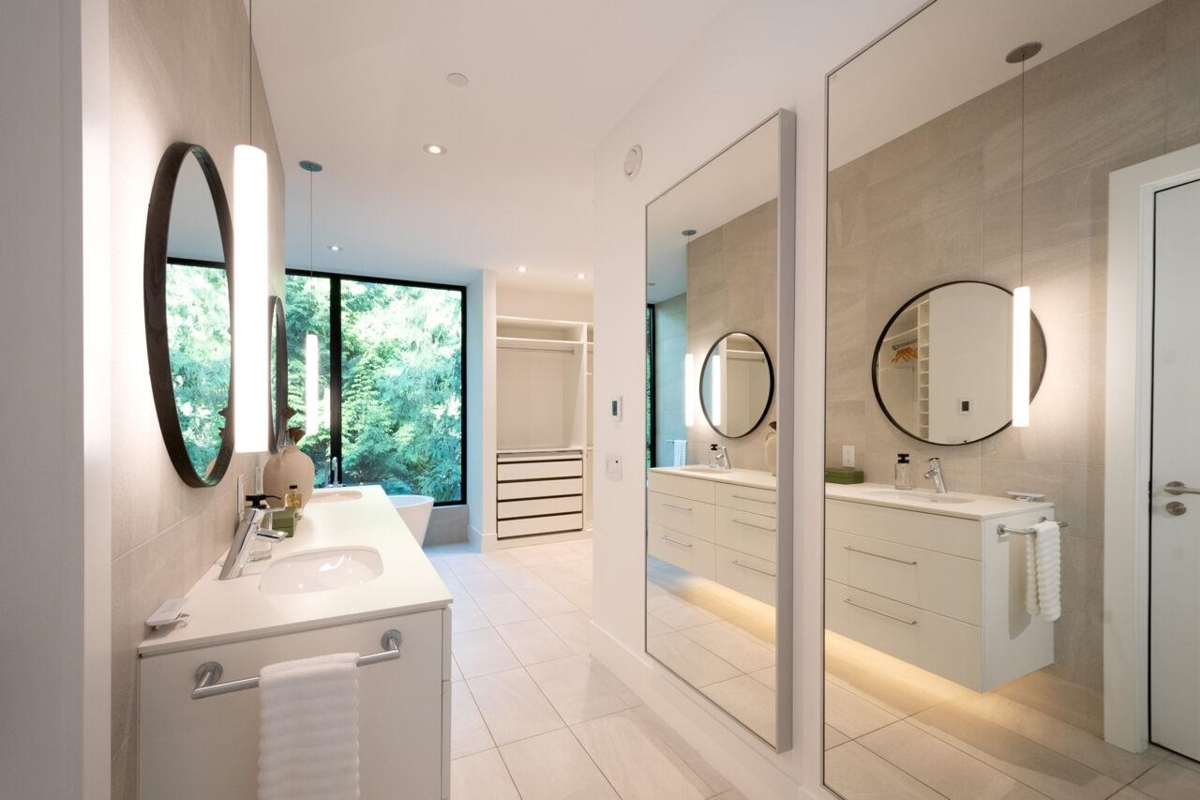 Hallway Photo of 4181 Rose Crescent, West Vancouver, BC