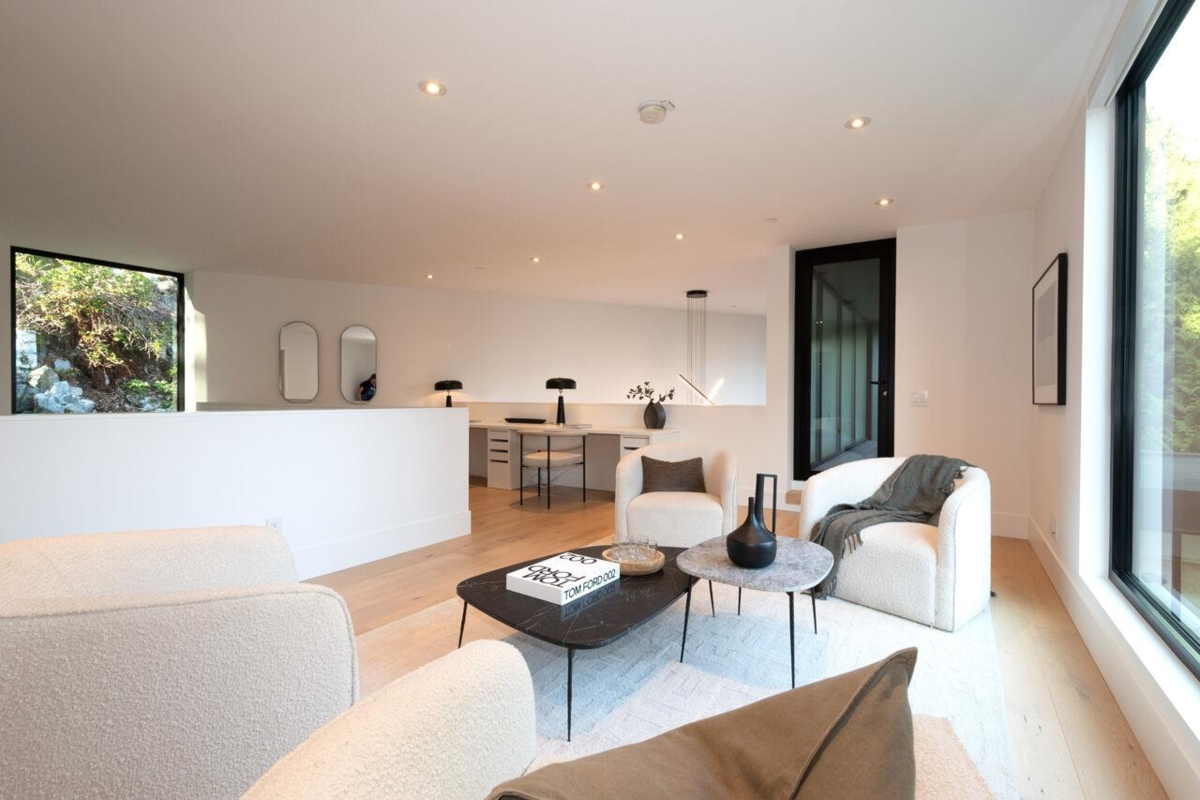 Swimming Pool Photo of 4181 Rose Crescent, West Vancouver, BC