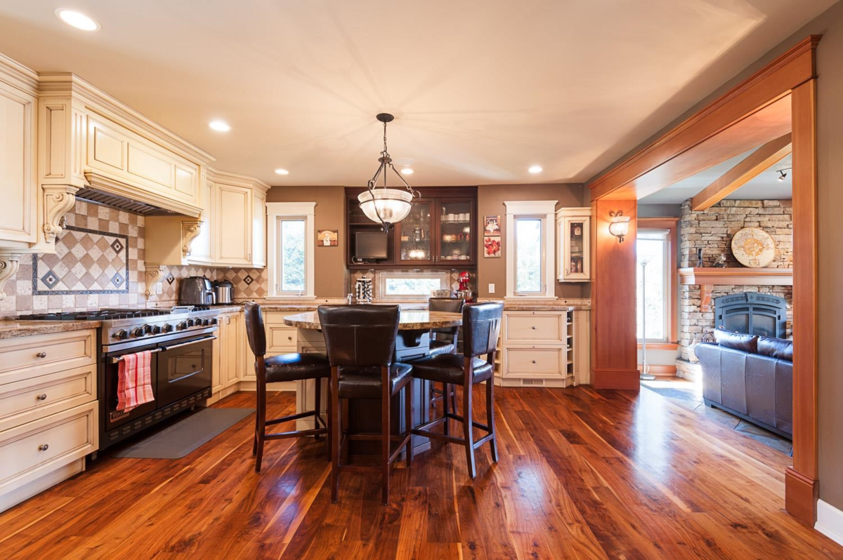 Kitchen Island Photo of 20486 1 Avenue, Langley, BC