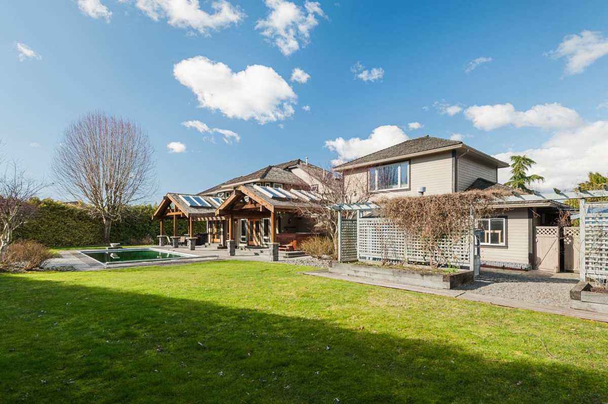 Outdoor Kitchen Photo of 20486 1 Avenue, Langley, BC