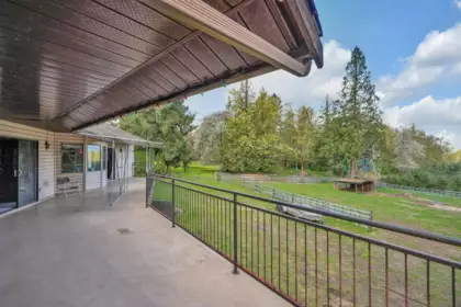 Entry Foyer Photo of 18647 92 Avenue, Surrey, BC
