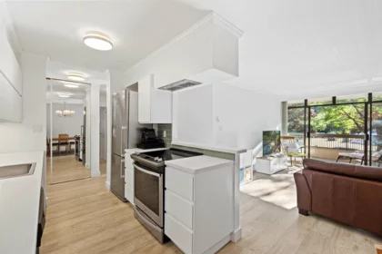 209 5932 Patterson Avenue, Burnaby, BC, Burnaby — Apartment/Condo for sale