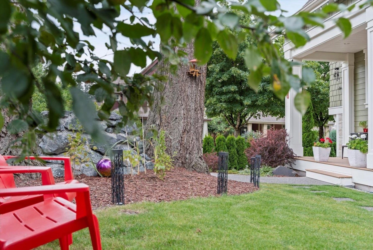 Garden / Landscaping Photo of 5948 Matsqui Street, Chilliwack, BC
