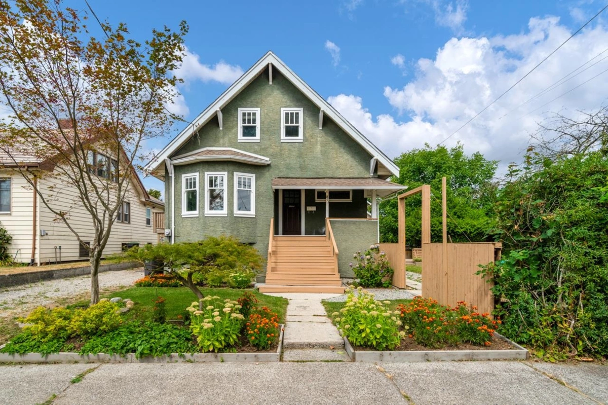 Exterior Front Photo of 801 London Street, New Westminster, BC