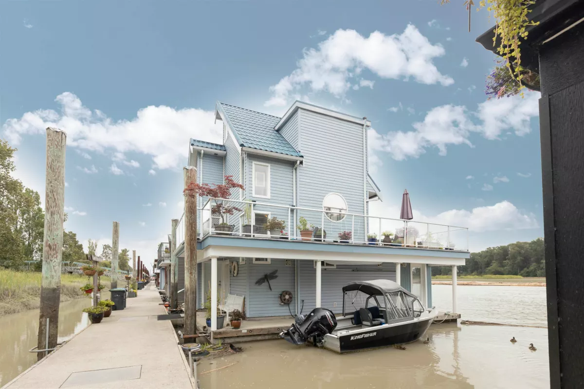 Entry Foyer Photo of 4 800 South Dyke Road, New Westminster, BC