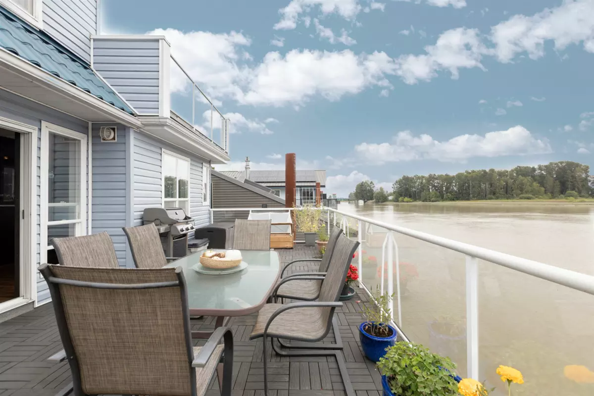 Kitchen Island Photo of 4 800 South Dyke Road, New Westminster, BC