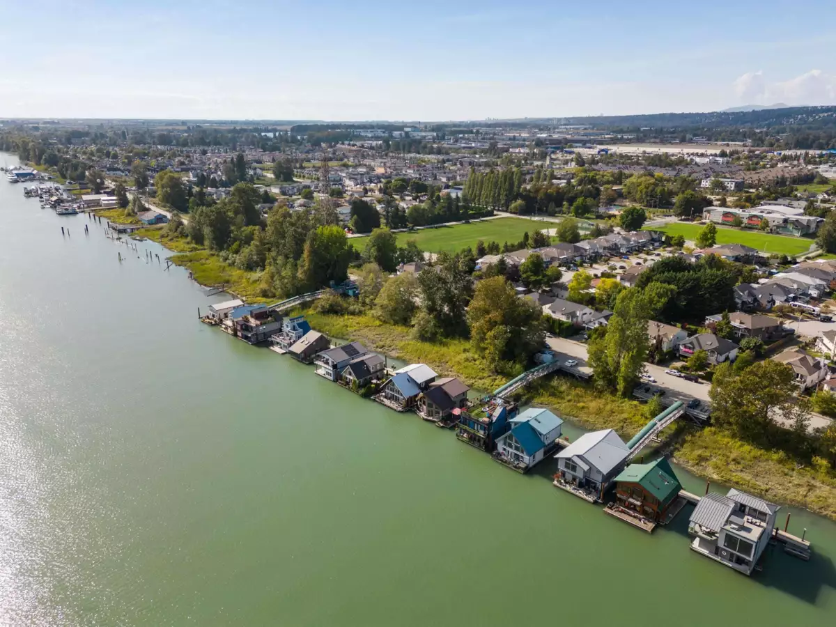 Living Room Photo of 4 800 South Dyke Road, New Westminster, BC