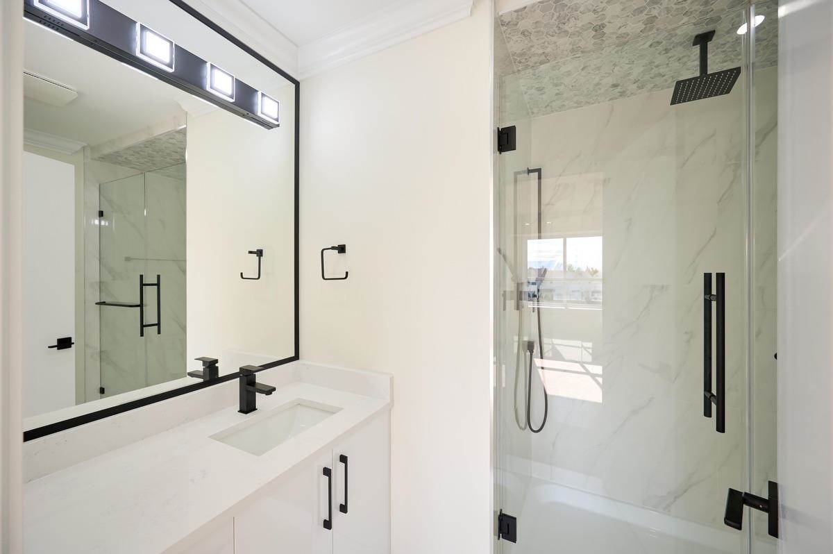 Entry Foyer Photo of 25 1115 Roma Avenue, New Westminster, BC