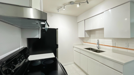Walk-In Closet Photo of 416 1945 Woodway Place, Burnaby, BC