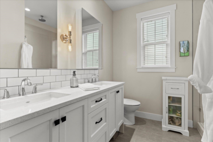 Guest Bathroom Photo of 43414 Creekside Circle, Lindell Beach, BC