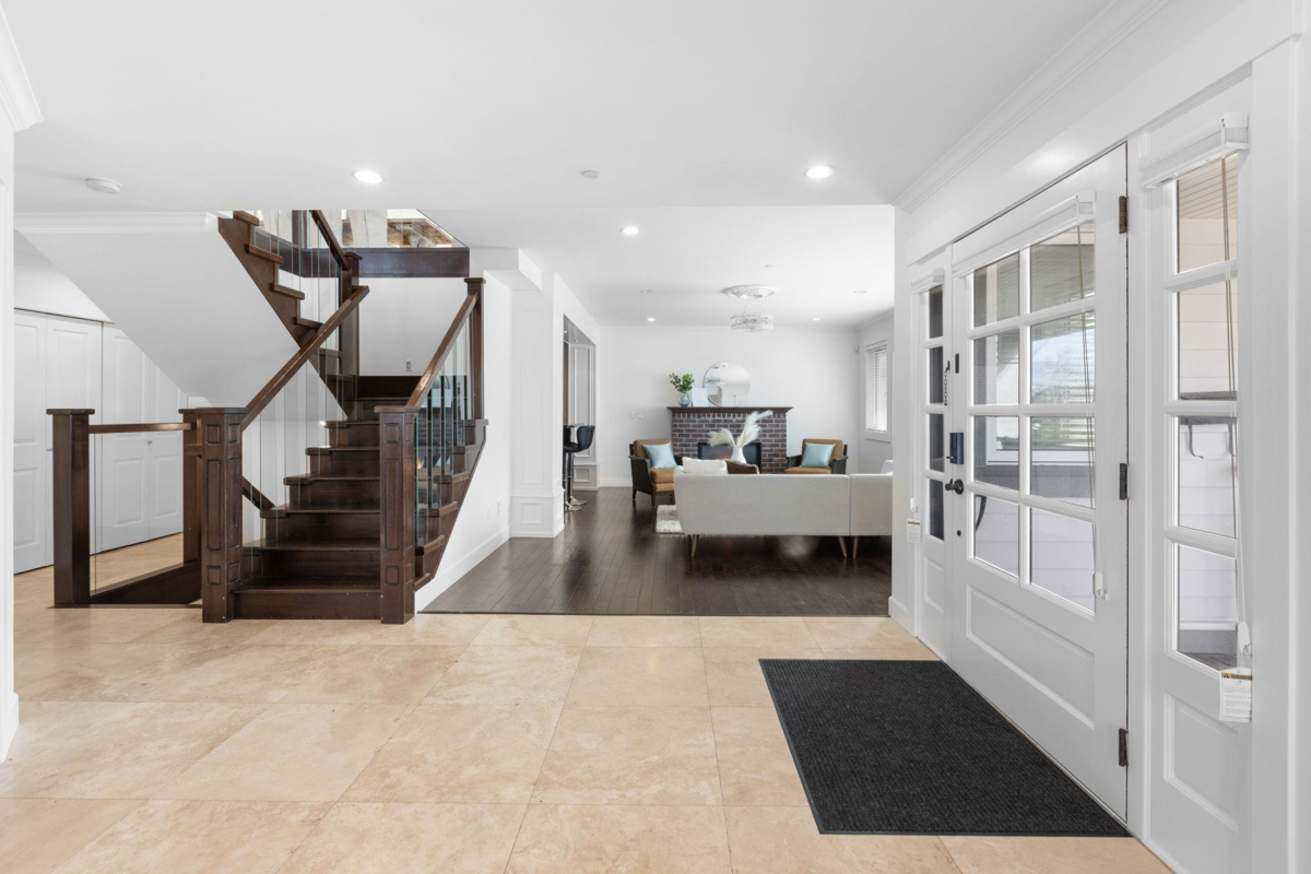 Family Room Photo of 15341 Royal Avenue, White Rock, BC