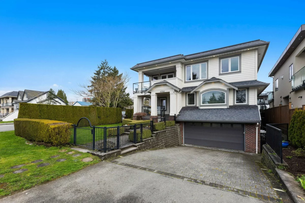 Living Room Photo of 15341 Royal Avenue, White Rock, BC